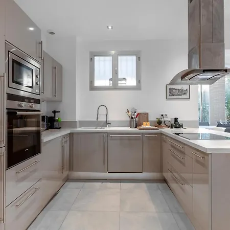 Appartement Spacieux 80 M Avec Immense Terrasse à *
